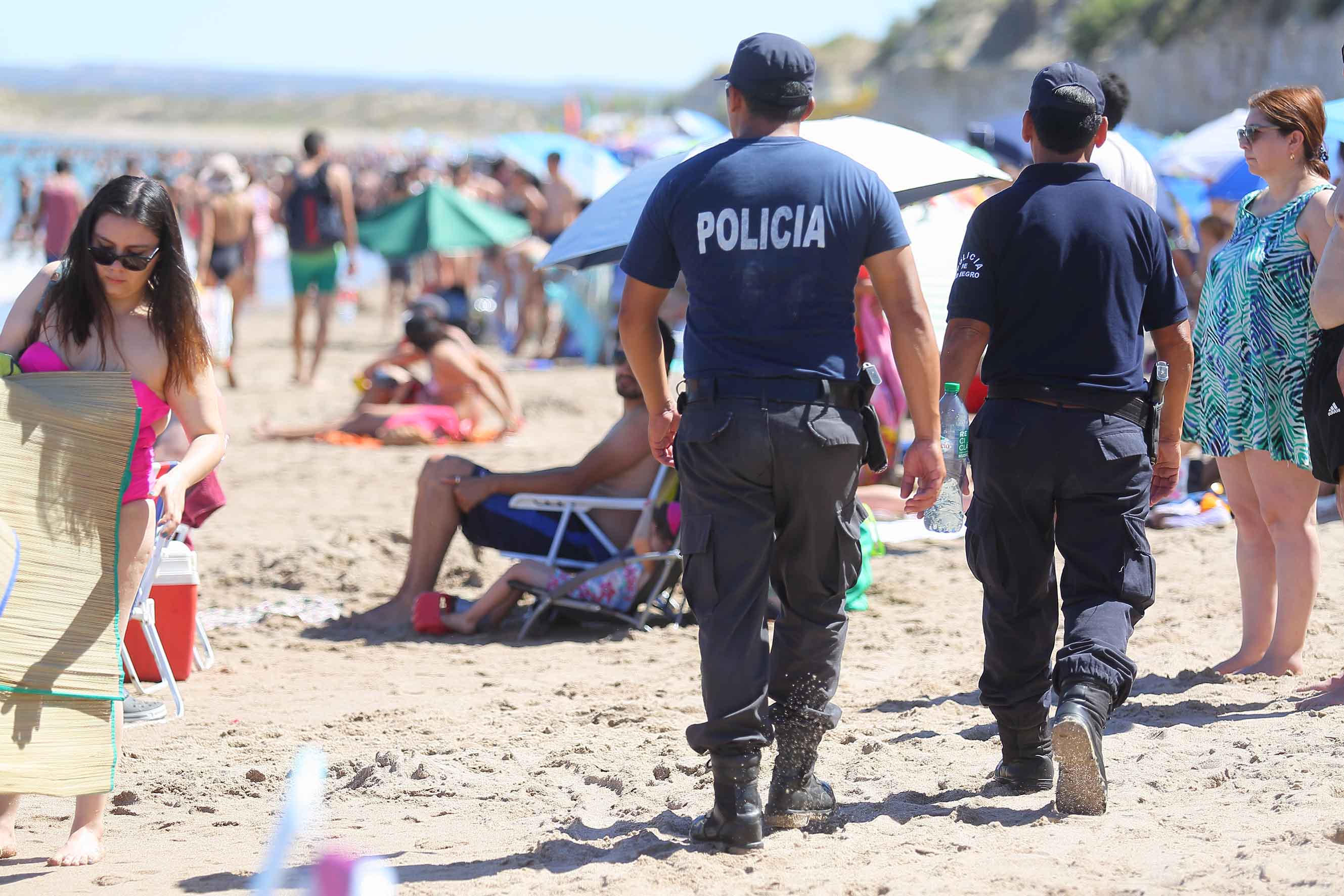 policía en playa 