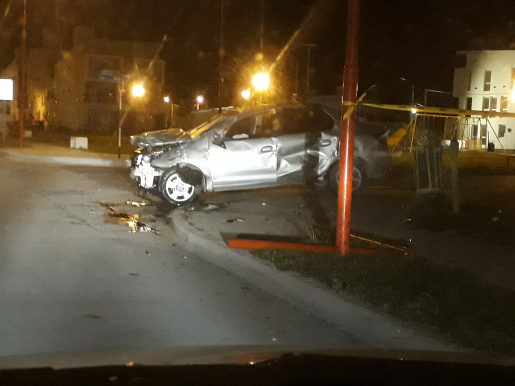 Volcó un Renault Logan en la calle Juan de la Piedra