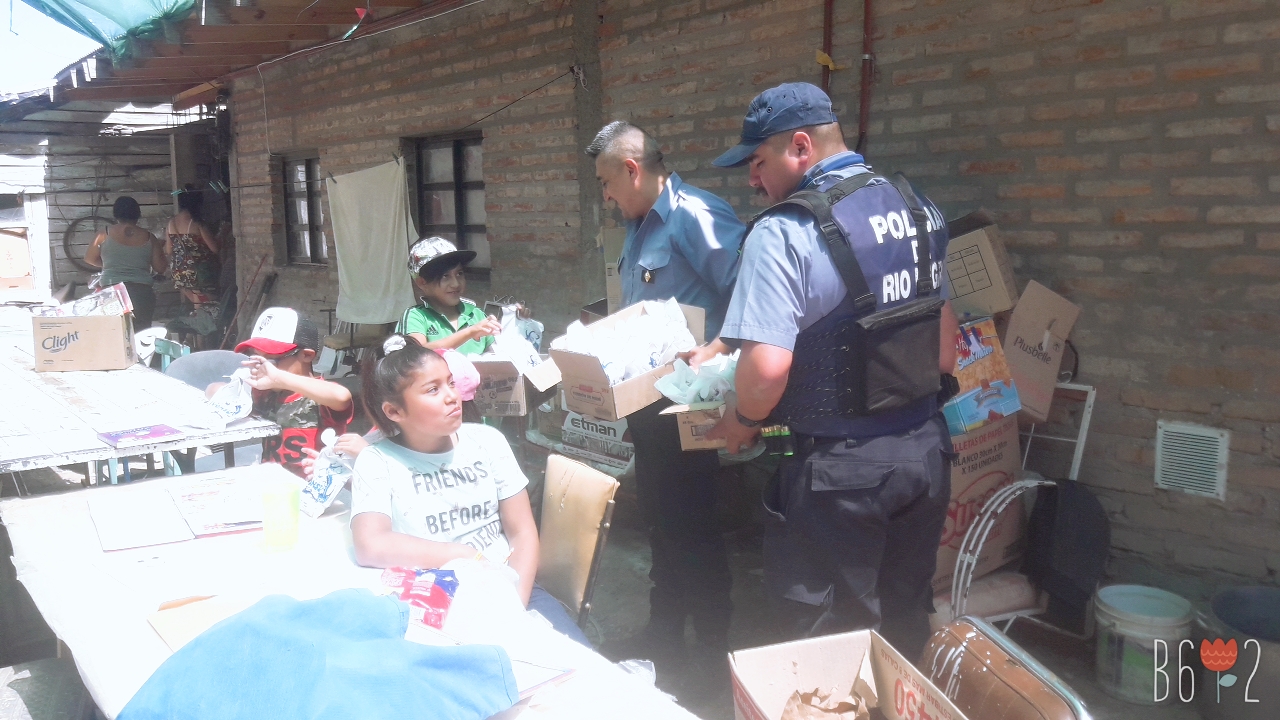 policia entrega donaciones en el barrio Alvarez Guerrero